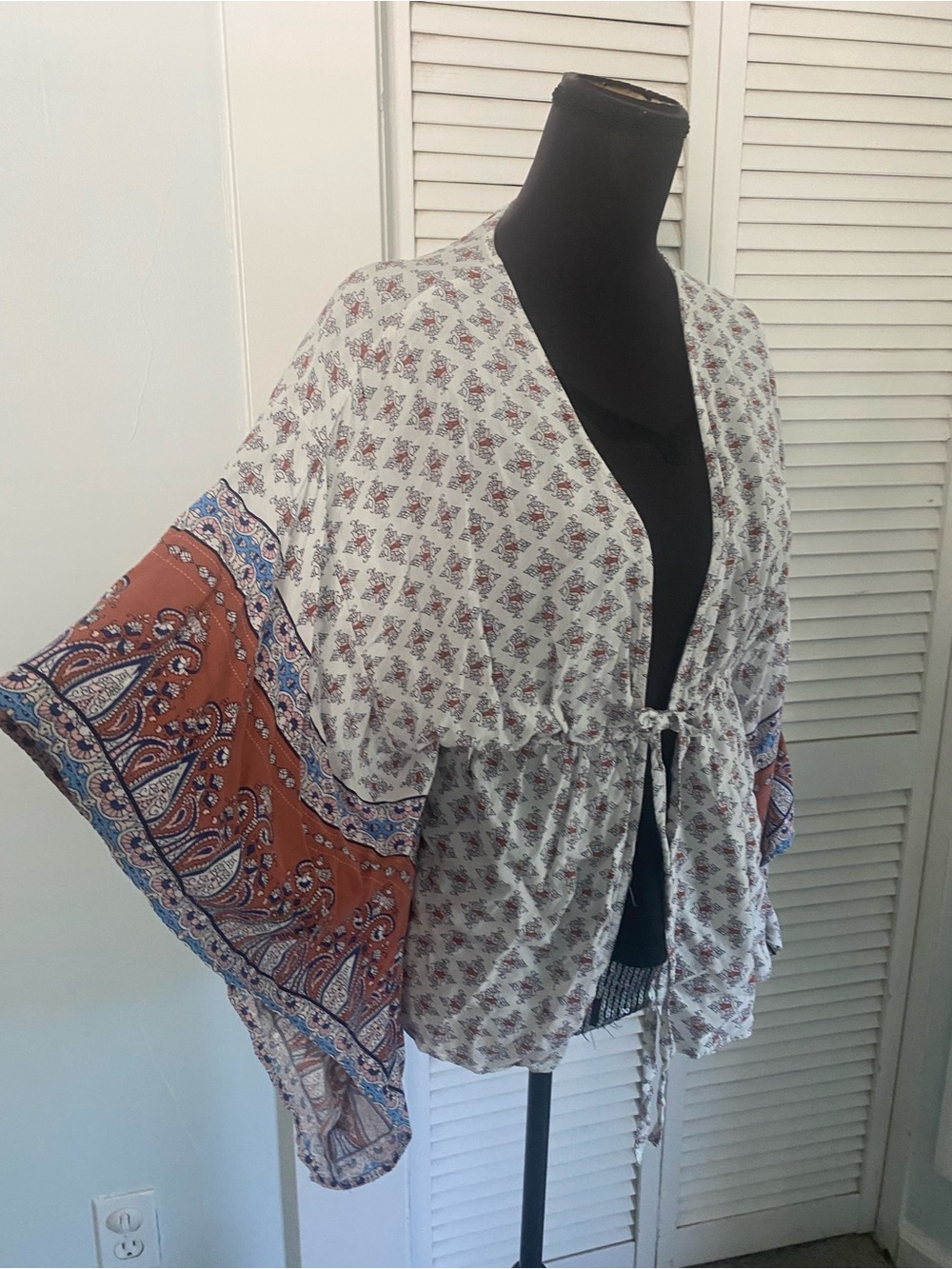 KIMONO - Short Endless Love Kimono. Light Thin Fabric. Bat Sleeves. Pretty!🌷